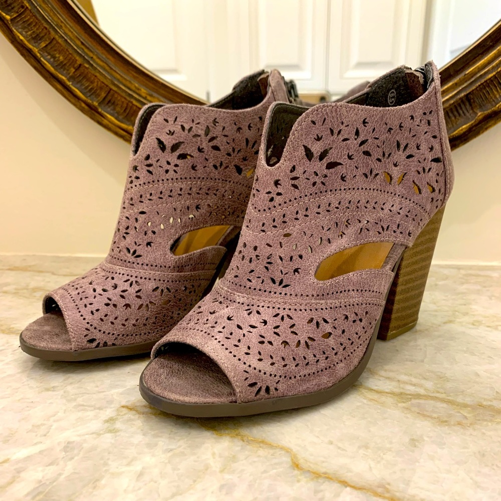 NOT RATED grey Santana shoes size 6.5